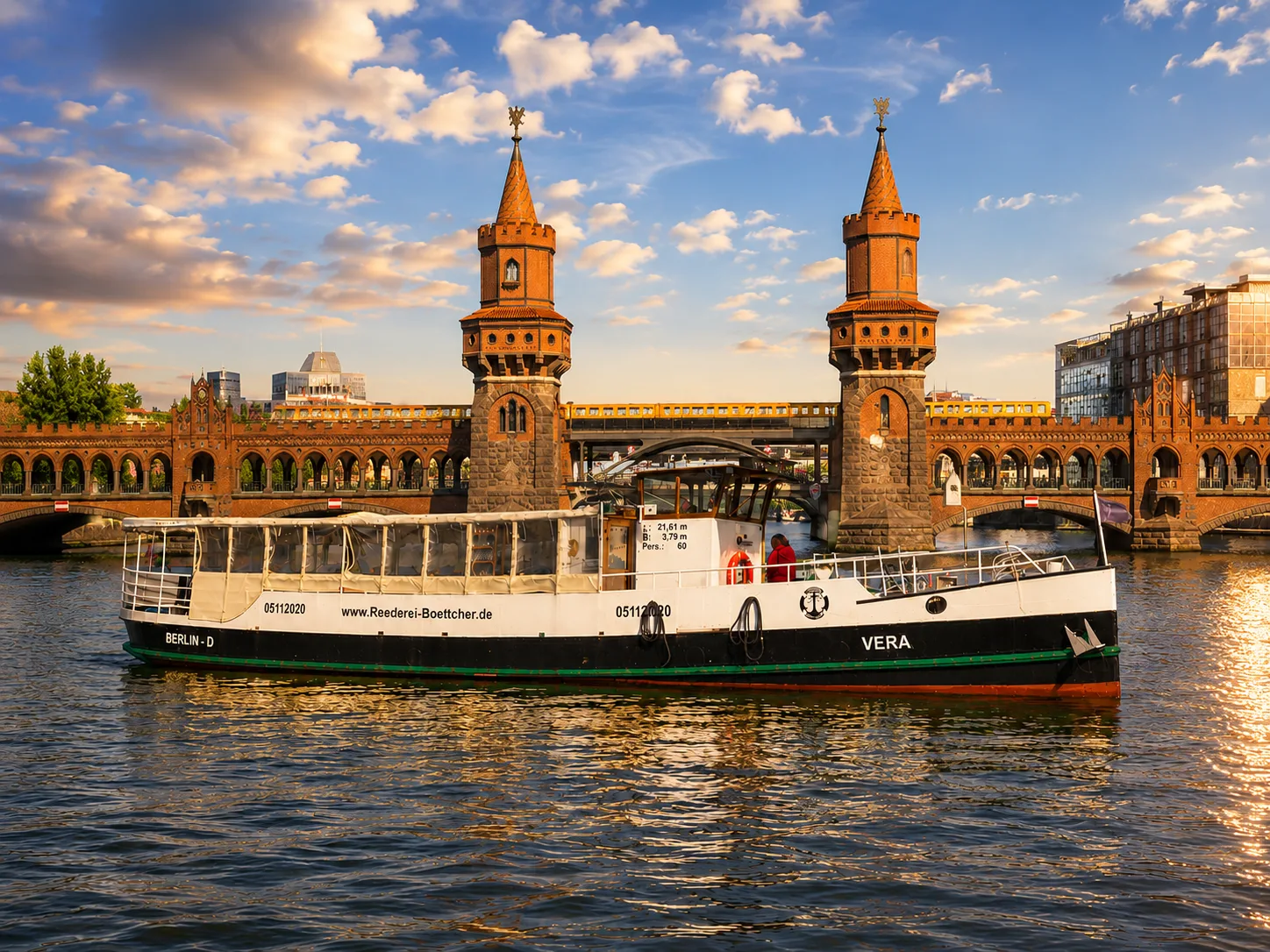MS Vera vor der Oberbaumbrücke im Abendlicht
